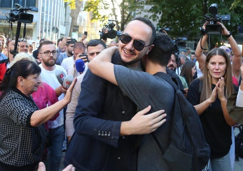FOTO LAJM/ Moderatorja injorante që nuk dinte ç’është krimi më i madh i nazizmit “Holokausti” qan me ngashërim kur Salianji dorëzohet në Policinë e Tiranës FOTO LAJM/ Moderatorja injorante që nuk dinte ç’është krimi më i madh i nazizmit “Holokausti” qan me ngashërim kur Salianji dorëzohet në Policinë e Tiranës