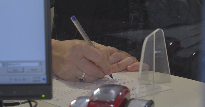 Një pjesë në bankë, të tjerat në zarf: Qeveria plan me 7 masa, në “lupë” çdo rrogë deri tek orët shtesë Një pjesë në bankë, të tjerat në zarf: Qeveria plan me 7 masa, në “lupë” çdo rrogë deri tek orët shtesë