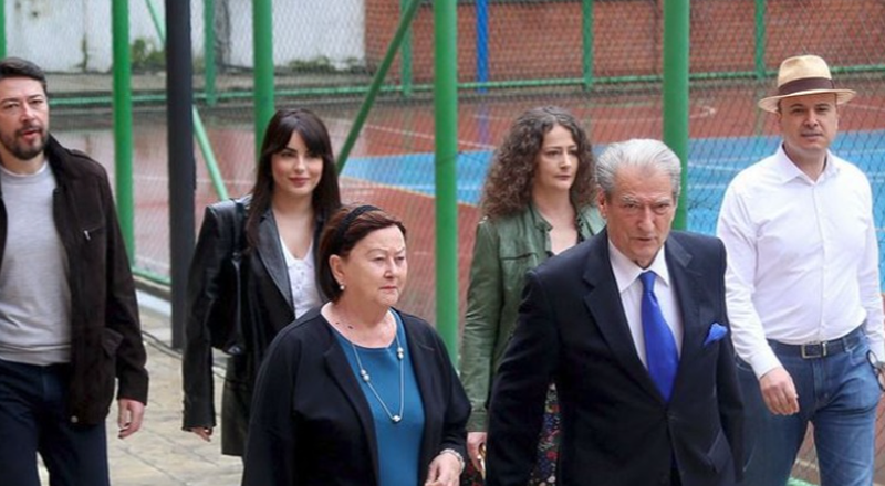 “Kreu i PD ruante figurën, paratë i ‘ruante’ dhëndri”! Dosja e SPAK për “Partizanin”: Çifti Malltezi, miliona për Liri dhe Sali Berishën “Kreu i PD ruante figurën, paratë i ‘ruante’ dhëndri”! Dosja e SPAK për “Partizanin”: Çifti Malltezi, miliona për Liri dhe Sali Berishën