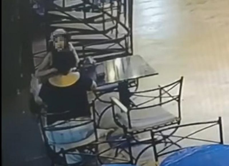 VIDEO/ Momenti kur turistet koreane i vjedhin çantën plot me sterlina shqiptarit në Turqi VIDEO/ Momenti kur turistet koreane i vjedhin çantën plot me sterlina shqiptarit në Turqi