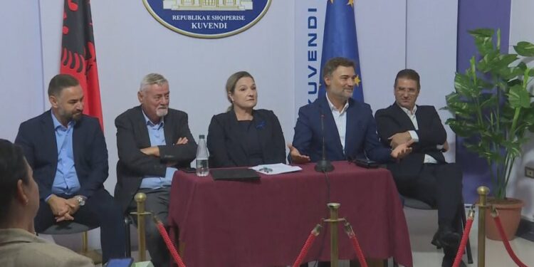 Opozita “copa çika”! Pesë deputetë të PD krijojnë grupimin e ri Opozita “copa çika”! Pesë deputetë të PD krijojnë grupimin e ri