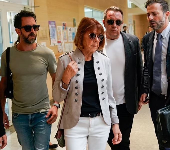 Drogoi bashkëshorten e tij, ftoi 50 burra që ta përdhunonin! Historia që po trondit Francën Drogoi bashkëshorten e tij, ftoi 50 burra që ta përdhunonin! Historia që po trondit Francën