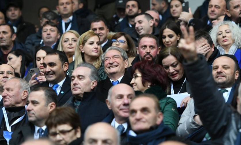 A janë të gjithë të sëmurë deputetët në PD? Njëri i bie gozhdës… tjetri patkoit! Paloka: Duhet destabilizim! Shehu e Baçi: Jo, kryesorja të lirohet Berisha! A janë të gjithë të sëmurë deputetët në PD? Njëri i bie gozhdës… tjetri patkoit! Paloka: Duhet destabilizim! Shehu e Baçi: Jo, kryesorja të lirohet Berisha!