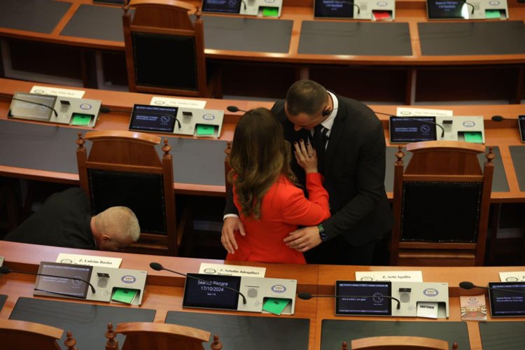 FOTO/ Ja si “dhunohet” nga Garda, deputetja e PD-së FOTO/ Ja si “dhunohet” nga Garda, deputetja e PD-së