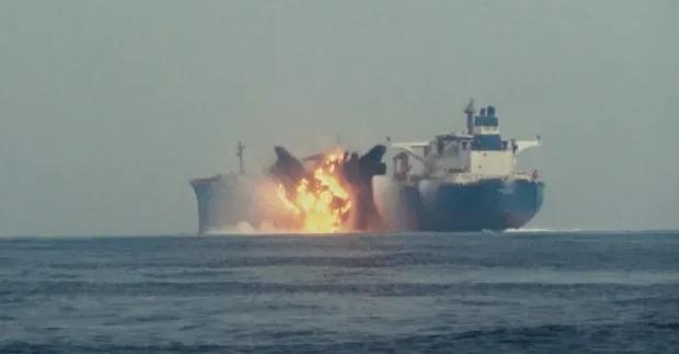 VIDEO/ Momenti tronditës kur shpërthen anija britanike, u godit nga Houthi VIDEO/ Momenti tronditës kur shpërthen anija britanike, u godit nga Houthi