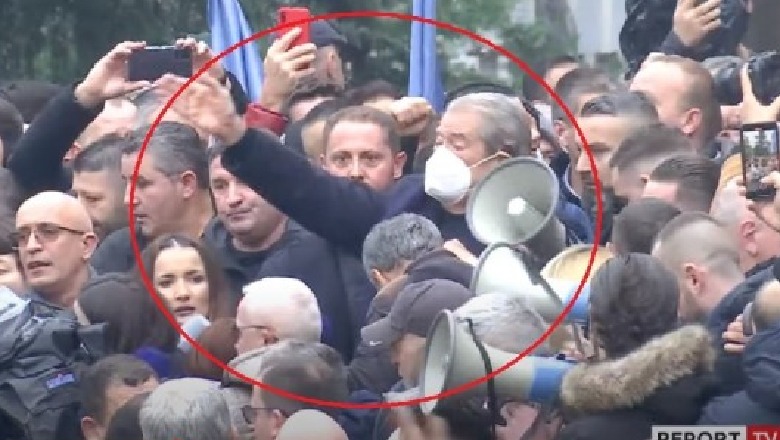 Mero Baze: Ai i vuri flakën PD, ju i bëni gjyq pse dogji dhe PS! Mero Baze: Ai i vuri flakën PD, ju i bëni gjyq pse dogji dhe PS!