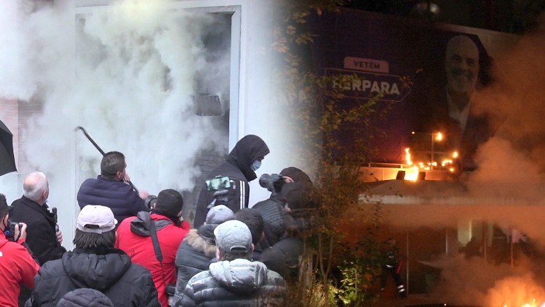 Molotovë në PS, “pushtim” i godinës së PD në 8 janar 2022! Berisha dhunuesi i selive partiake në Shqipëri! Nuk e bëri as komunizmi, s’ndodhi as në 1997 Molotovë në PS, “pushtim” i godinës së PD në 8 janar 2022! Berisha dhunuesi i selive partiake në Shqipëri! Nuk e bëri as komunizmi, s’ndodhi as në 1997