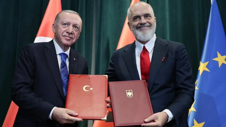 Xhamia e re dhe dronët dhuratë, media greke jehonë vizitës së Erdogan në Tiranë: Konfirmohen marrëdhëniet e… Xhamia e re dhe dronët dhuratë, media greke jehonë vizitës së Erdogan në Tiranë: Konfirmohen marrëdhëniet e…