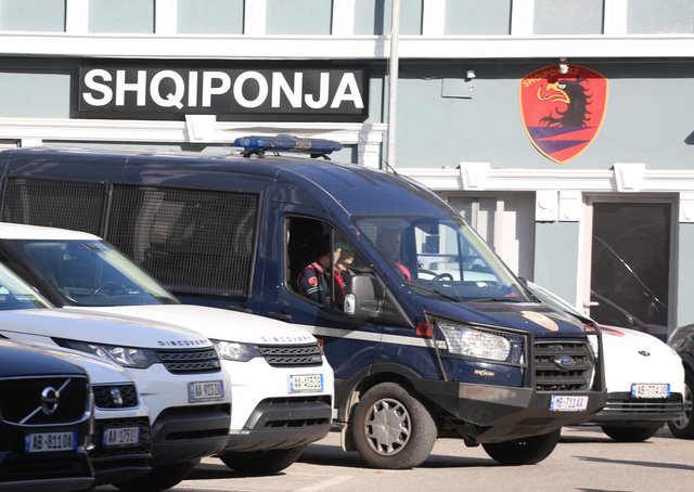 Pse nuk proteston njeri sonte para burgut ku ndodhet Ilir Meta? Pse nuk proteston njeri sonte para burgut ku ndodhet Ilir Meta?