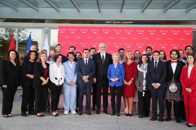 Tirana është pararoja e integrimit Europian”/ Ursula von der Leyen: Qytet i gjallë, parajsë për artistët dhe inovatorët Tirana është pararoja e integrimit Europian”/ Ursula von der Leyen: Qytet i gjallë, parajsë për artistët dhe inovatorët