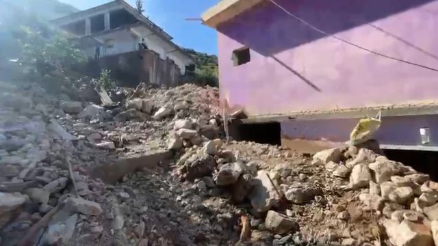 Vlora nën ujë! Kolektorë të bllokuar dhe pompa të amortizuara: Përveç natyrës, a ka përgjegjës për shkallën e rëndë të përmbytjes?! Vlora nën ujë! Kolektorë të bllokuar dhe pompa të amortizuara: Përveç natyrës, a ka përgjegjës për shkallën e rëndë të përmbytjes?!