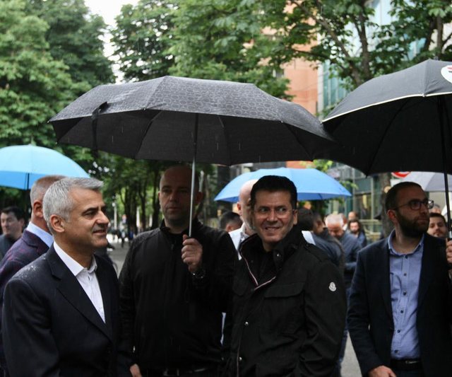 Ndryshon protokolli protestës së PD: Vetëm Dule, Mediu dhe Duka i “krimit” konfirmojnë pjesëmarrjen por nuk do mungoi edhe Likja me Monin larg njëri tjetrit Ndryshon protokolli protestës së PD: Vetëm Dule, Mediu dhe Duka i “krimit” konfirmojnë pjesëmarrjen por nuk do mungoi edhe Likja me Monin larg njëri tjetrit