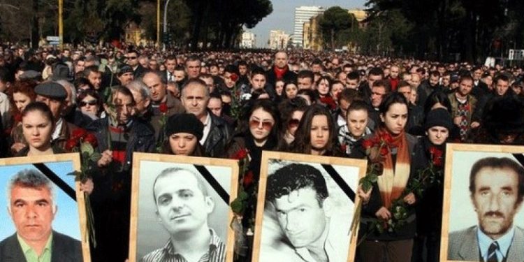 Vrasësi i 21 Janarit Sali Berisha nxjerr emrin e policit me “pistoletë” spraj dhe e kërcënon publikisht me jetë: Vend mbi tokë nuk do të kesh! Vrasësi i 21 Janarit Sali Berisha nxjerr emrin e policit me “pistoletë” spraj dhe e kërcënon publikisht me jetë: Vend mbi tokë nuk do të kesh!