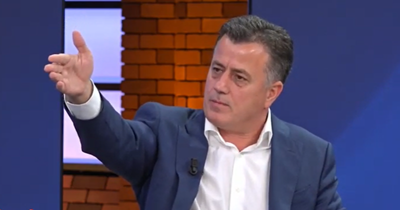 “Jeni dashuruar me Dumanin”! Skllavi i Saliut Noka fyen gazetarët: Ju jeni skllevër o të mjerë! “Jeni dashuruar me Dumanin”! Skllavi i Saliut Noka fyen gazetarët: Ju jeni skllevër o të mjerë!