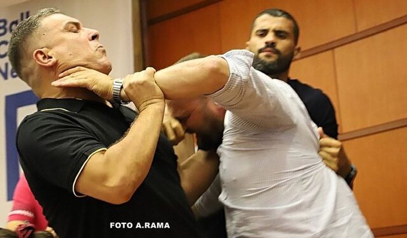 Ilir Meta trimërohet me ushtarin e vetëm në parlament: Tedi Blushi do ta tundë Kuvendin, do jetë mëkëmbësi im aty Ilir Meta trimërohet me ushtarin e vetëm në parlament: Tedi Blushi do ta tundë Kuvendin, do jetë mëkëmbësi im aty