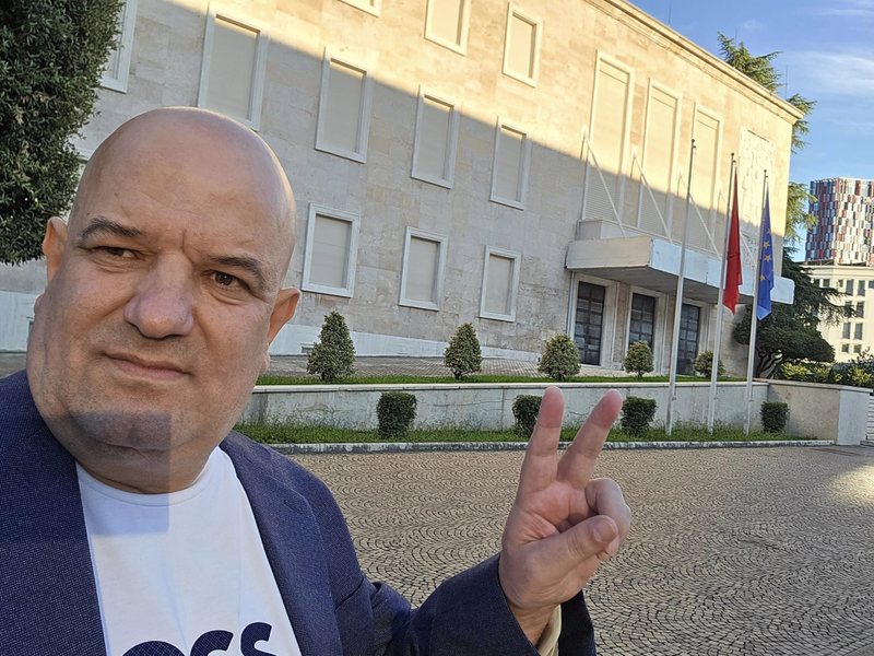 Demokrati i famshëm braktis protestën e Berishës: Mu sulën si hijenat, se thashë disa fjalë zemre. Ju keni mentalitet komunisti, s’ju pëlqen e vërteta Demokrati i famshëm braktis protestën e Berishës: Mu sulën si hijenat, se thashë disa fjalë zemre. Ju keni mentalitet komunisti, s’ju pëlqen e vërteta