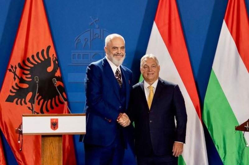 VIDEO/ Batuta e Ramës me Orban: “Më vjen keq që nuk erdha me këpucët që kërkon protokolli, por.. “ VIDEO/ Batuta e Ramës me Orban: “Më vjen keq që nuk erdha me këpucët që kërkon protokolli, por.. “