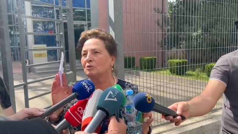 Fatime Kryemadhi përdori vdekjen e burrit për të pastruar paratë dhe justifikuar pasuritë: Më hodhën 100 milionë lekë Fatime Kryemadhi përdori vdekjen e burrit për të pastruar paratë dhe justifikuar pasuritë: Më hodhën 100 milionë lekë
