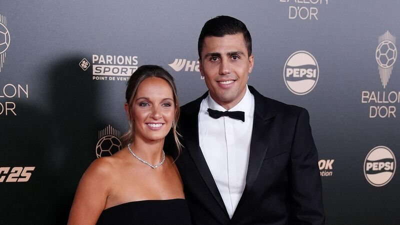 “Bastardi” me diplomë që fitoi “Topin e Artë”, që nuk e pëlqen luksin dhe s’ka rrjete sociale “Bastardi” me diplomë që fitoi “Topin e Artë”, që nuk e pëlqen luksin dhe s’ka rrjete sociale