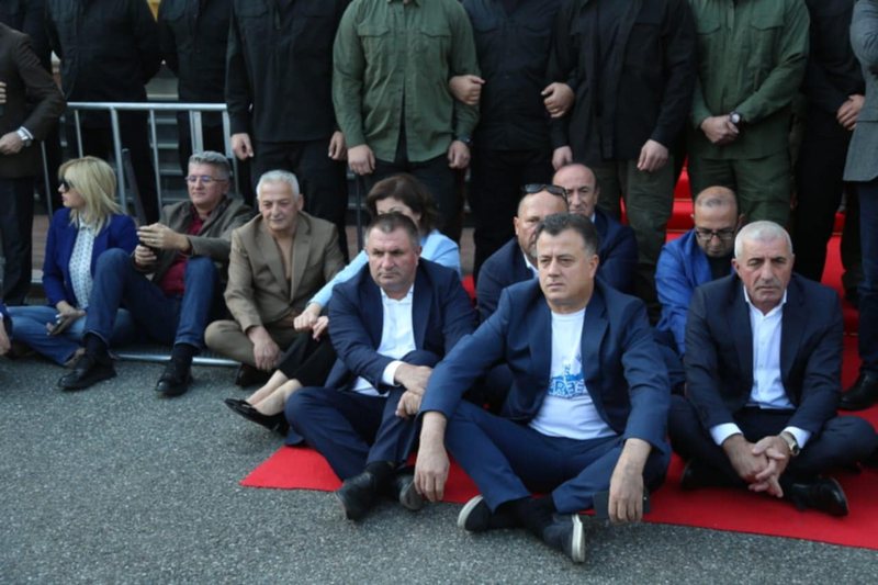 Urdhri i Mulit: Të gjithë në by**ë Urdhri i Mulit: Të gjithë në by**ë