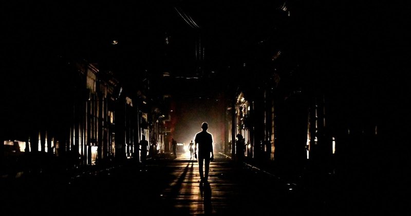 Vendi komunist në errësirë të plotë prej dy ditësh, pas dështimit të rrjetit elektrik