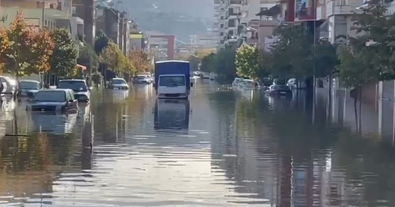 Vlora zgjohet nën ujë, rrugët e lagjet ende të përmbytura Vlora zgjohet nën ujë, rrugët e lagjet ende të përmbytura
