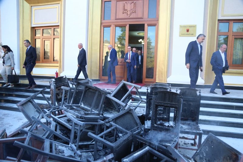 Zbulohet gjoba ‘e kripur’ e Kuvendit: Sa duhet të paguajnë Bardhi, Noka, Hoti e Nallbati për djegien e karrigeve? Zbulohet gjoba ‘e kripur’ e Kuvendit: Sa duhet të paguajnë Bardhi, Noka, Hoti e Nallbati për djegien e karrigeve?