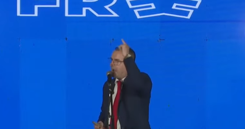 Tenori emocionohet poshtë ballkonit të Saliut dhe ha m*t: Zoti e bekoi kombin tonë, kur tha që Sali Berisha të lindë në Shqipëri Tenori emocionohet poshtë ballkonit të Saliut dhe ha m*t: Zoti e bekoi kombin tonë, kur tha që Sali Berisha të lindë në Shqipëri