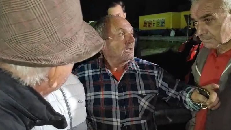 VIDEO/ “Dua të shkoj në shtëpi te gruaja se është e sëmurë”! Protestuesit e PD godasin një qytetar, që kërkoi të lirohej rruga VIDEO/ “Dua të shkoj në shtëpi te gruaja se është e sëmurë”! Protestuesit e PD godasin një qytetar, që kërkoi të lirohej rruga