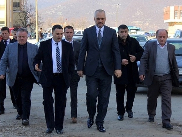 “Në Amerikë lejohet të merren edhe armët kundër qeverisë”! Idiotësira nga ish deputeti socialist sot aksidentalisht demokrat Asllan Dogjani: Do e shihni më 7 tetor “Në Amerikë lejohet të merren edhe armët kundër qeverisë”! Idiotësira nga ish deputeti socialist sot aksidentalisht demokrat Asllan Dogjani: Do e shihni më 7 tetor