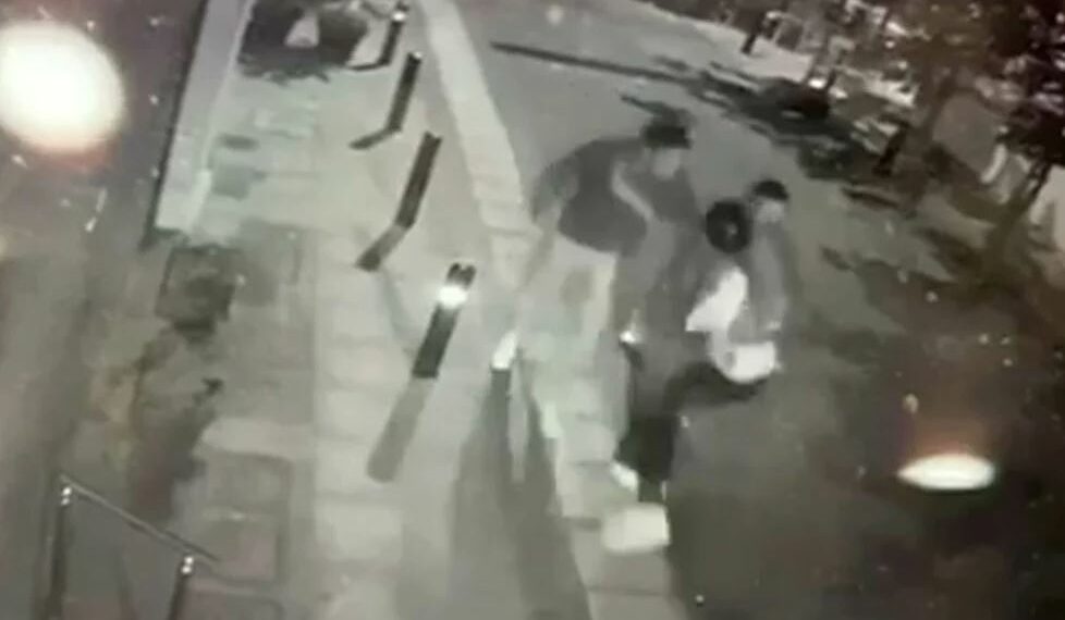 VIDEO/ Pamjet kur dy vëllezërit vrasin kushëririn e tyre shqiptar që i kishte përdhunuar të mitur! VIDEO/ Pamjet kur dy vëllezërit vrasin kushëririn e tyre shqiptar që i kishte përdhunuar të mitur!