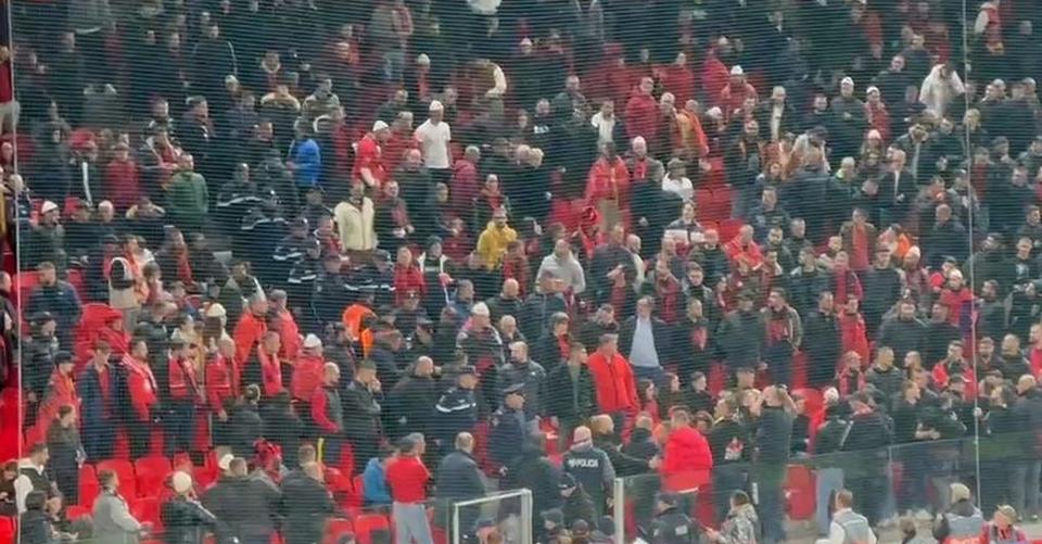 VIDEO/ Pamje aspak jo të këndshme nga shkallët e “Air Albania”, përleshje mes tifozëve VIDEO/ Pamje aspak jo të këndshme nga shkallët e “Air Albania”, përleshje mes tifozëve