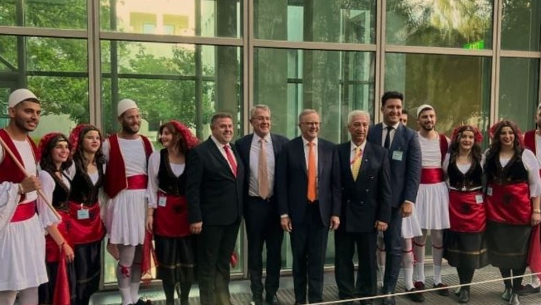 Kryeministri australian e pranon me krenari: Jam shqiptar, kam rrënjë arbëreshe (Video) Kryeministri australian e pranon me krenari: Jam shqiptar, kam rrënjë arbëreshe (Video)