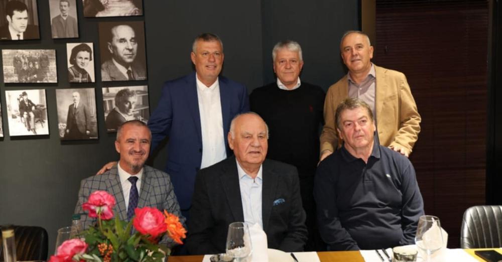 “Kryenegociatori” Shkëlqim Hajdari ul në një tryezë Bamir Topin me Ben Blushin “Kryenegociatori” Shkëlqim Hajdari ul në një tryezë Bamir Topin me Ben Blushin