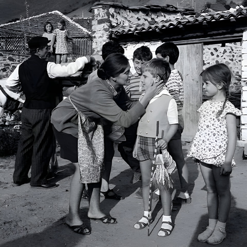 Një brez që nuk kthehet më kurrë këta ishim ne, baballarët dhe nënat tuaja sot! Një brez që nuk kthehet më kurrë këta ishim ne, baballarët dhe nënat tuaja sot!