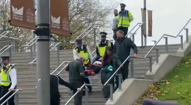 VIDEO/ Çfarë ndodhi brenda sallës? Del me barrelë një person nga godina ku po mbahet takimi i Ramës VIDEO/ Çfarë ndodhi brenda sallës? Del me barrelë një person nga godina ku po mbahet takimi i Ramës