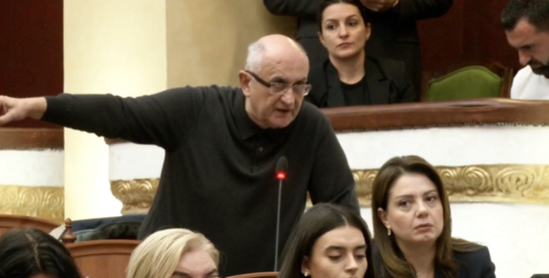 I pandëshkuari Tit Vasali i farmacive dhe sterilizimit i “tromaksur”: Dje natën pamë tmerrin me sy, o maskarenj. Na kërcënoi një i burgosur I pandëshkuari Tit Vasali i farmacive dhe sterilizimit i “tromaksur”: Dje natën pamë tmerrin me sy, o maskarenj. Na kërcënoi një i burgosur