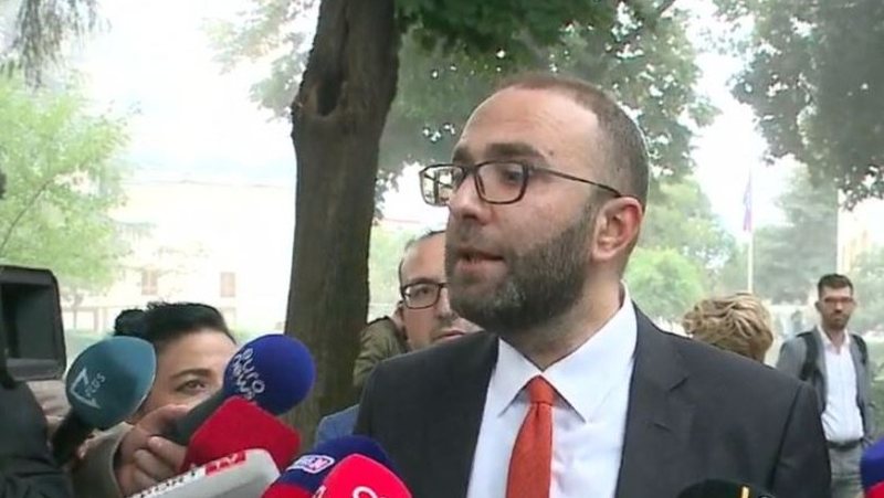 Pasi askush në BE nuk po i’u a “var”, Saliu nxjerr Bardhin të sulmoi ambasadorin: Fshehja e realitetit pas fjalëve të bukura nuk e ndihmon Shqipërinë Pasi askush në BE nuk po i’u a “var”, Saliu nxjerr Bardhin të sulmoi ambasadorin: Fshehja e realitetit pas fjalëve të bukura nuk e ndihmon Shqipërinë