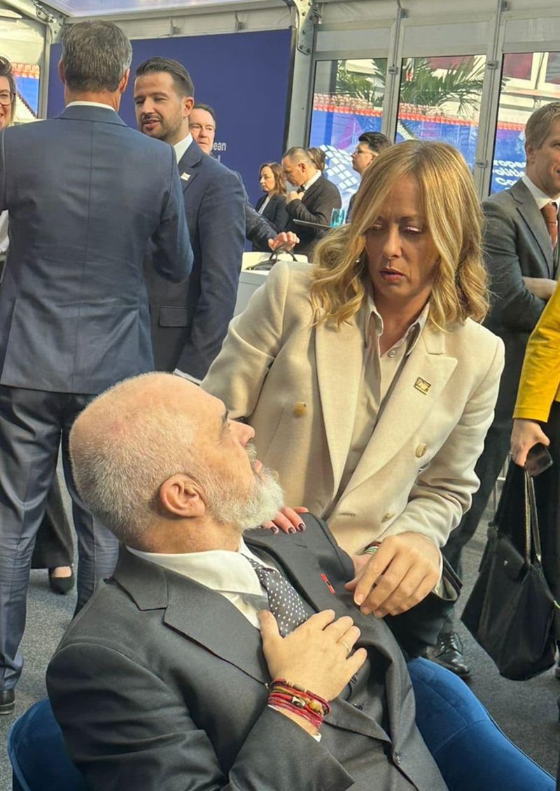 Fotolajm/ “I dërgova prapë ata emigrantët unë”! Fotolajm/ “I dërgova prapë ata emigrantët unë”!