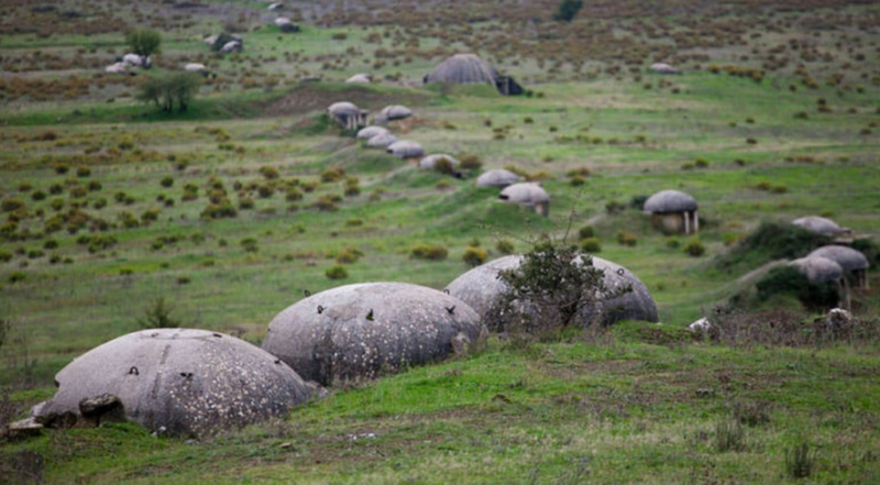 CNN reportazh për të kaluarën e errët të Shqipërisë: Paranoja e Luftës së Ftohtë e la të mbushur me bunkerë, tani ata po kthehen në jetë CNN reportazh për të kaluarën e errët të Shqipërisë: Paranoja e Luftës së Ftohtë e la të mbushur me bunkerë, tani ata po kthehen në jetë