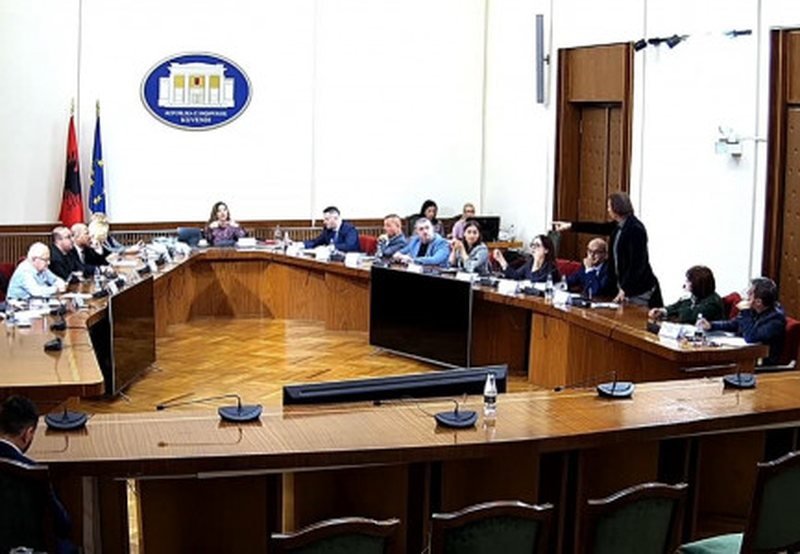 “Ramës nuk ia mban prapanica”! Debate të ashpra te hetimori, deputeti socialist: Aty ku çove fjalën, keni majën “Ramës nuk ia mban prapanica”! Debate të ashpra te hetimori, deputeti socialist: Aty ku çove fjalën, keni majën