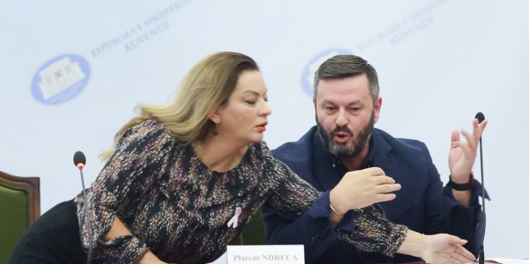 Cili është halli i vërtetë i Albana Vokshit që është tërbuar? Drejtesia ka nisur hetimet per pastrim paresh per motren dhe mbesën e saj Cili është halli i vërtetë i Albana Vokshit që është tërbuar? Drejtesia ka nisur hetimet per pastrim paresh per motren dhe mbesën e saj