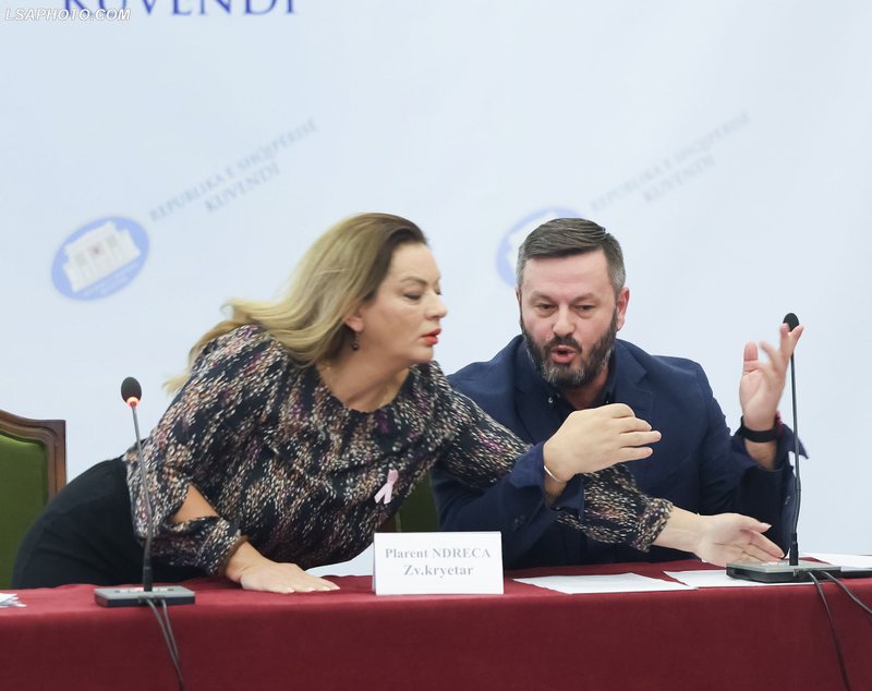 Barbaria në fytyrën e një femre Barbaria në fytyrën e një femre