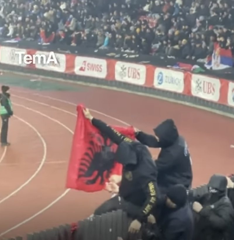 VIDEO/ Tifozët e Serbisë tentojnë të djegin flamurin e Shqipërisë, përplasje në tribuna pas sfidës me Zvicrën VIDEO/ Tifozët e Serbisë tentojnë të djegin flamurin e Shqipërisë, përplasje në tribuna pas sfidës me Zvicrën