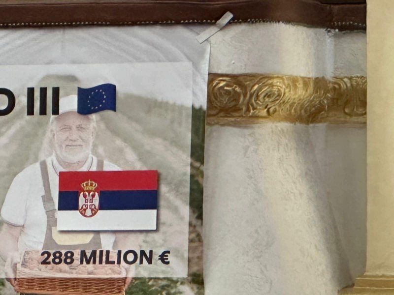 Opozita vendos flamurin serb në Kuvend, Balla u kërkon ta heqin Opozita vendos flamurin serb në Kuvend, Balla u kërkon ta heqin