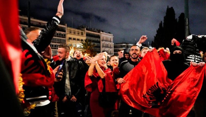 VIDEO/ Shqiptarët “pushtojnë” Athinën për ditën e Pavarësisë VIDEO/ Shqiptarët “pushtojnë” Athinën për ditën e Pavarësisë