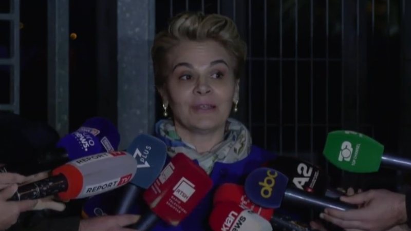 Ilir Meta e akuzon se e mori më qafë, Monika Kryemadhi: Nuk ka thënë ashtu, mos lexoni gazetën TemA se ai nuk ka fjetur me njeri Ilir Meta e akuzon se e mori më qafë, Monika Kryemadhi: Nuk ka thënë ashtu, mos lexoni gazetën TemA se ai nuk ka fjetur me njeri