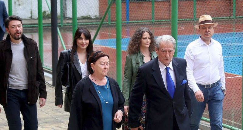 “23 dosje për Metën ‘flenë’ në qeveri”: SPAK do nisë hetimet edhe për Argitën dhe Shkëlzenin “23 dosje për Metën ‘flenë’ në qeveri”: SPAK do nisë hetimet edhe për Argitën dhe Shkëlzenin