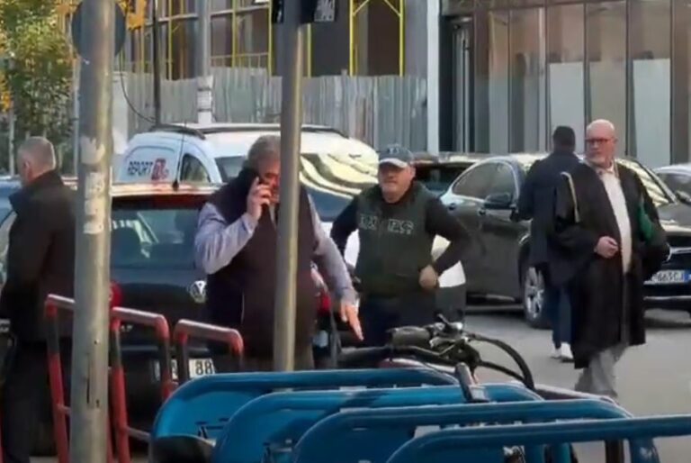 “Në mëngjes më bastisën shtëpinë”! Me masë sigurie nga GJKKO, reagon gazetari Artan Hoxha: Në SPAK kërkuan ndjesë, thanë se… “Në mëngjes më bastisën shtëpinë”! Me masë sigurie nga GJKKO, reagon gazetari Artan Hoxha: Në SPAK kërkuan ndjesë, thanë se…