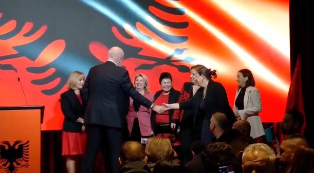 Panairi i Punës në Greqi: Rama thumbon Berishën! Do më pëlqente të na shikonin bashkë ca tipa këtej e andej… Panairi i Punës në Greqi: Rama thumbon Berishën! Do më pëlqente të na shikonin bashkë ca tipa këtej e andej…